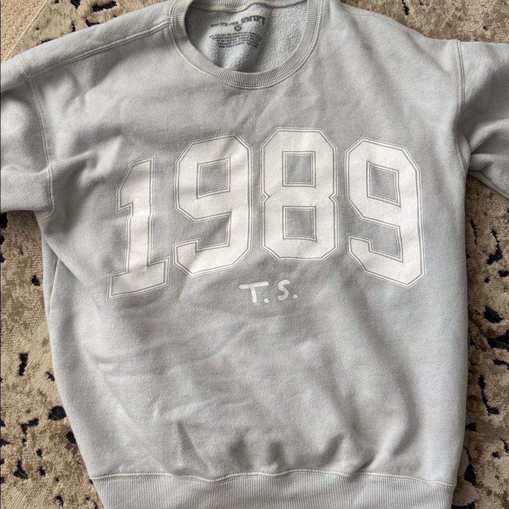 Taylor Swift Light Gray '1989' Crewneck Sweatshirt - Picture 2 of 3